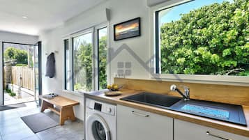 Een koelkast, een magnetron, een oven, een kookplaat