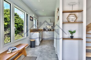 Een koelkast, een microgolfoven, een oven, een kookplaat