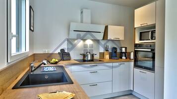 Frigorífico, microondas, horno y placa de cocina