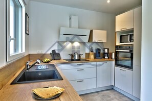 Frigorífico, microondas, horno y placa de cocina