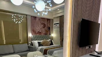 Comfort Condo, 1 Bedroom, Balcony, City View | In-room dining