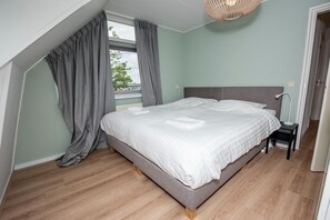 4 bedrooms, desk, travel crib, free WiFi - Holiday escape with a Private Jetty (Terherne)