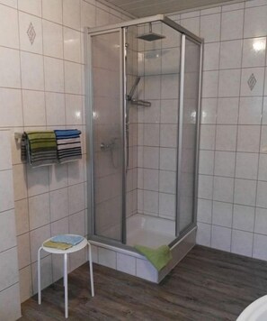 Dusche, Haartrockner, Handtücher