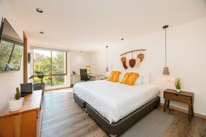 3 bedrooms, desk, iron/ironing board, internet