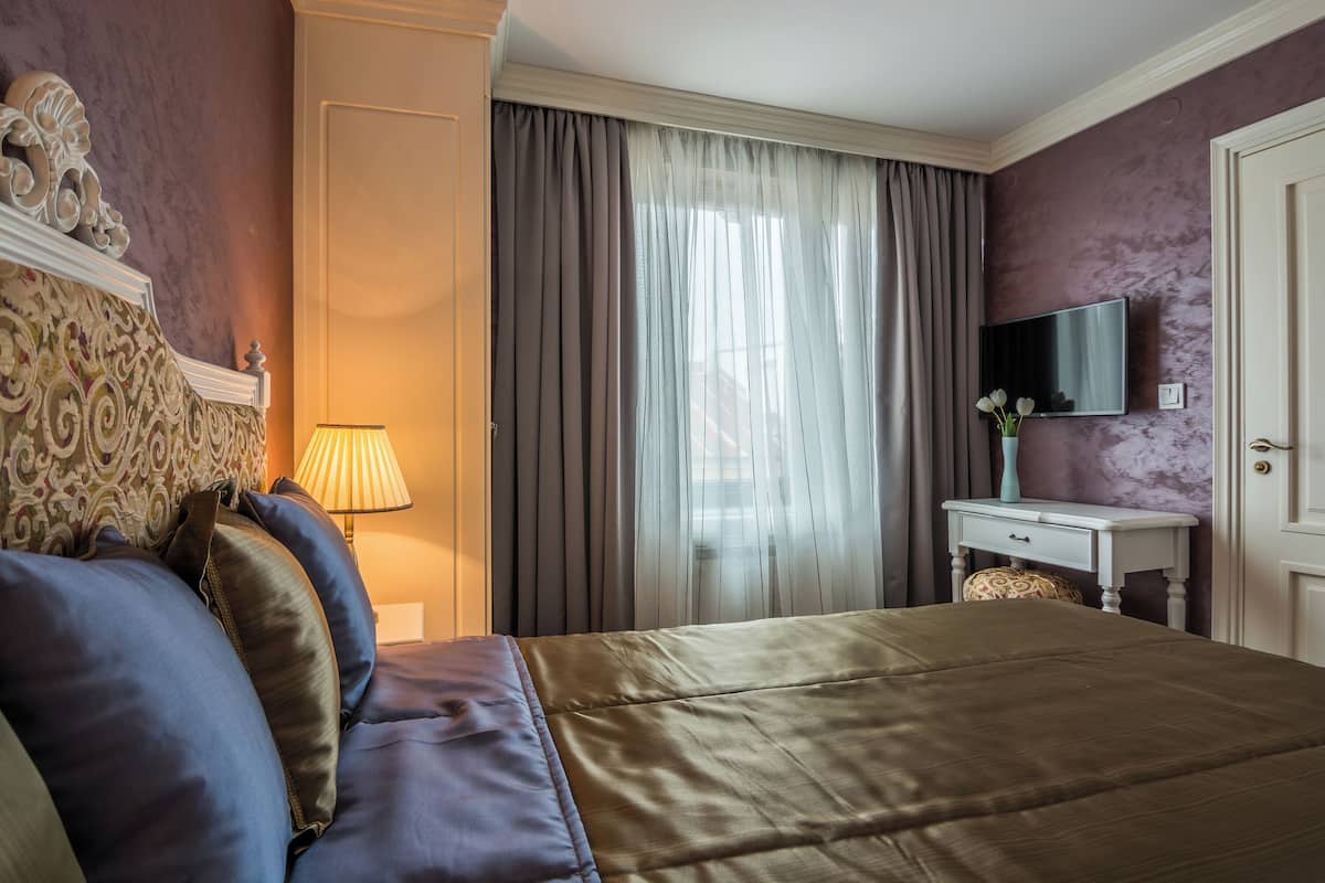 Premium bedding, memory-foam beds, in-room safe, individually decorated