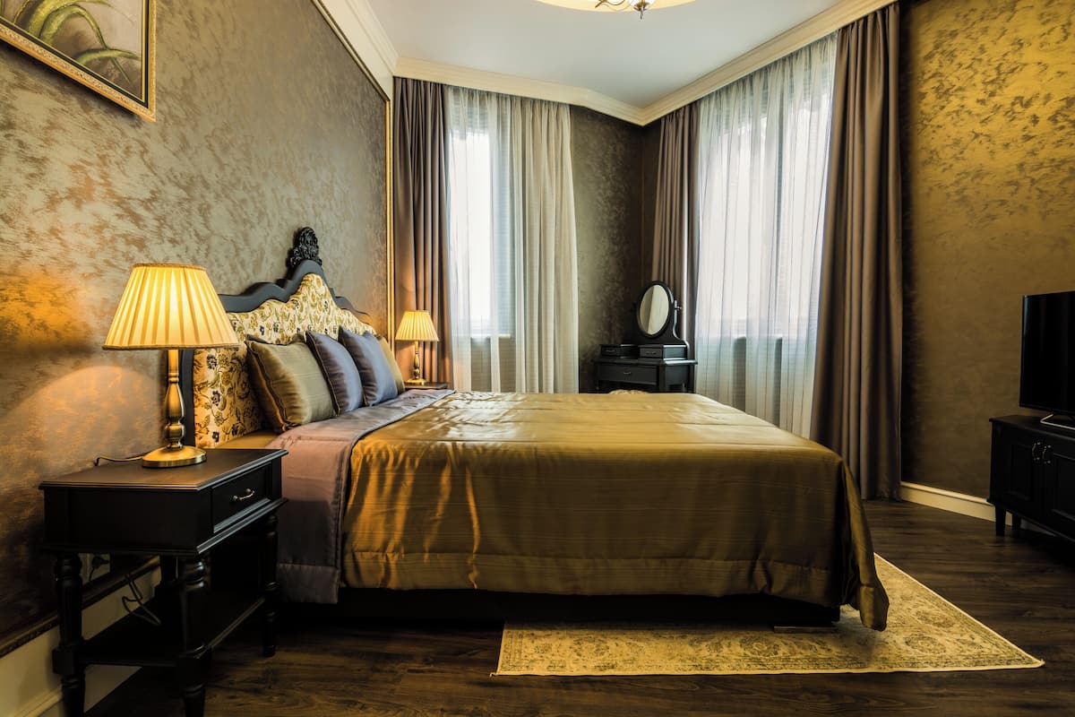 Premium bedding, memory-foam beds, in-room safe, individually decorated
