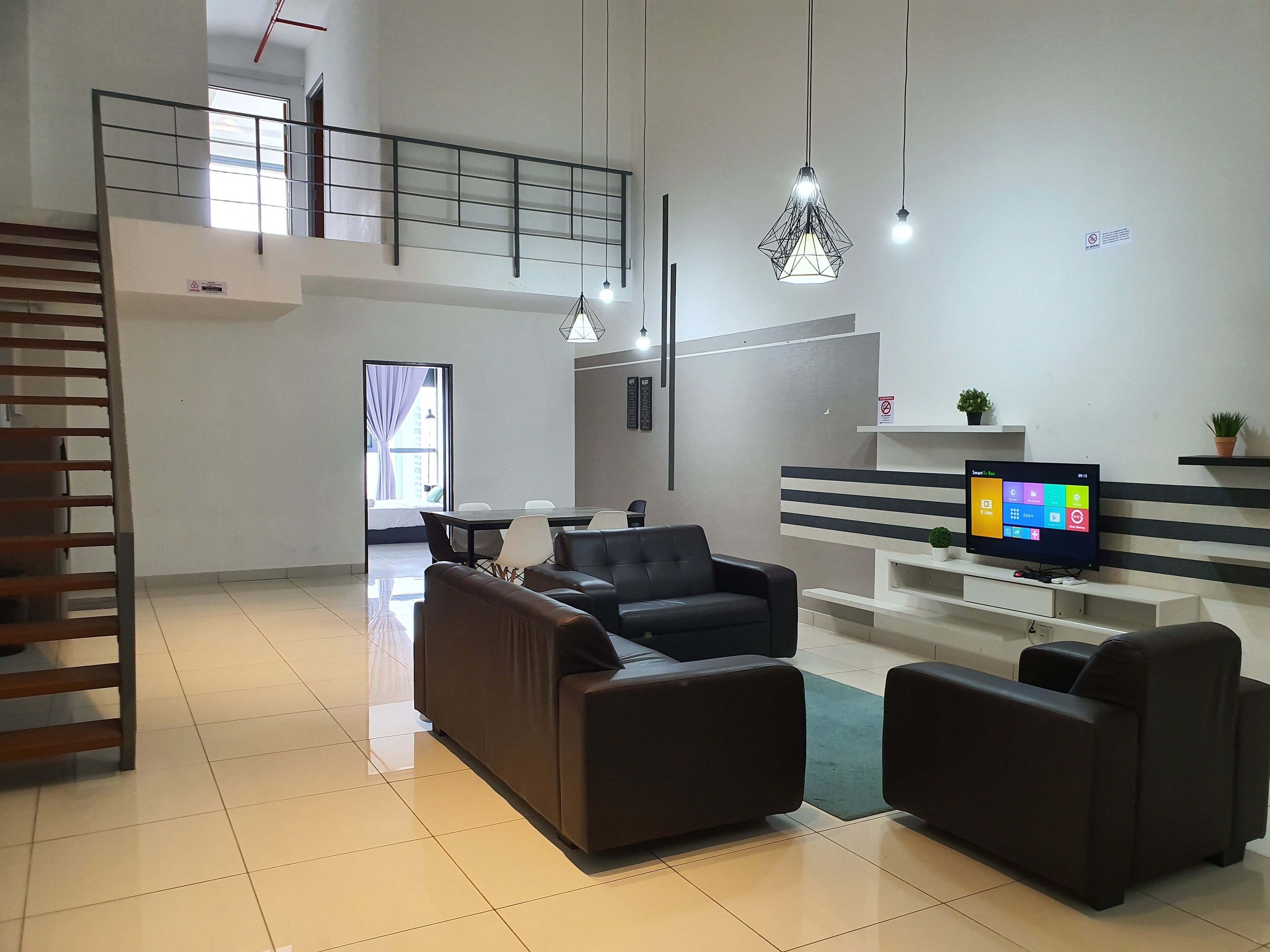 Deluxe Apartment, 3 Bedrooms, Kitchenette, Courtyard View | Ruang tamu | 32 inci televisyen LED dengan digital 