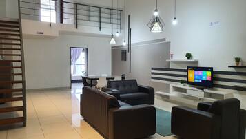 Deluxe Apartment, 3 Bedrooms, Kitchenette, Courtyard View | Ruang tamu | 32 inci televisyen LED dengan digital