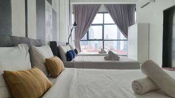 Family Apartment, Berbilang Katil, Kitchen, Courtyard View | Peralatan tempat tidur premium, busa memori, meja, kalis bunyi