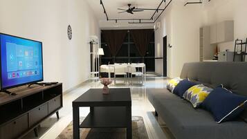 Executive Studio, 1 Queen Bed, Courtyard View | Living area | 32-inch LED TV with digital channels