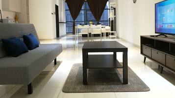 Exclusive Studio, 1 Queen Bed, Courtyard View | Living area | 32-inch LED TV with digital channels