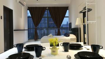 Exclusive Studio, 1 Queen Bed, Courtyard View | In-room dining