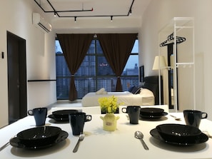 Studio Exclusif, 1 grand lit, vue cour intérieure | Restauration dans la chambre
