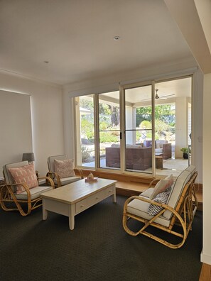 Fernseher, Kamin, Bücher