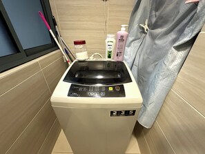 Suíte estúdio exclusiva, 1 cama Queen, geladeira e micro-ondas, vista para a cidade | Banheiro | Chuveiro, chuveiro com efeito de chuva, produtos de toalete grátis 