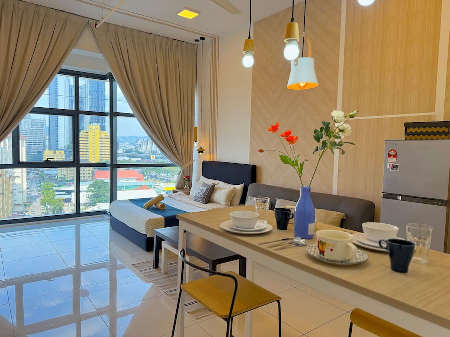 Apartamento lua de mel, 1 quarto, geladeira e micro-ondas, vista para o pátio | Área de estar | TV LED 42 polegadas com canais digitais