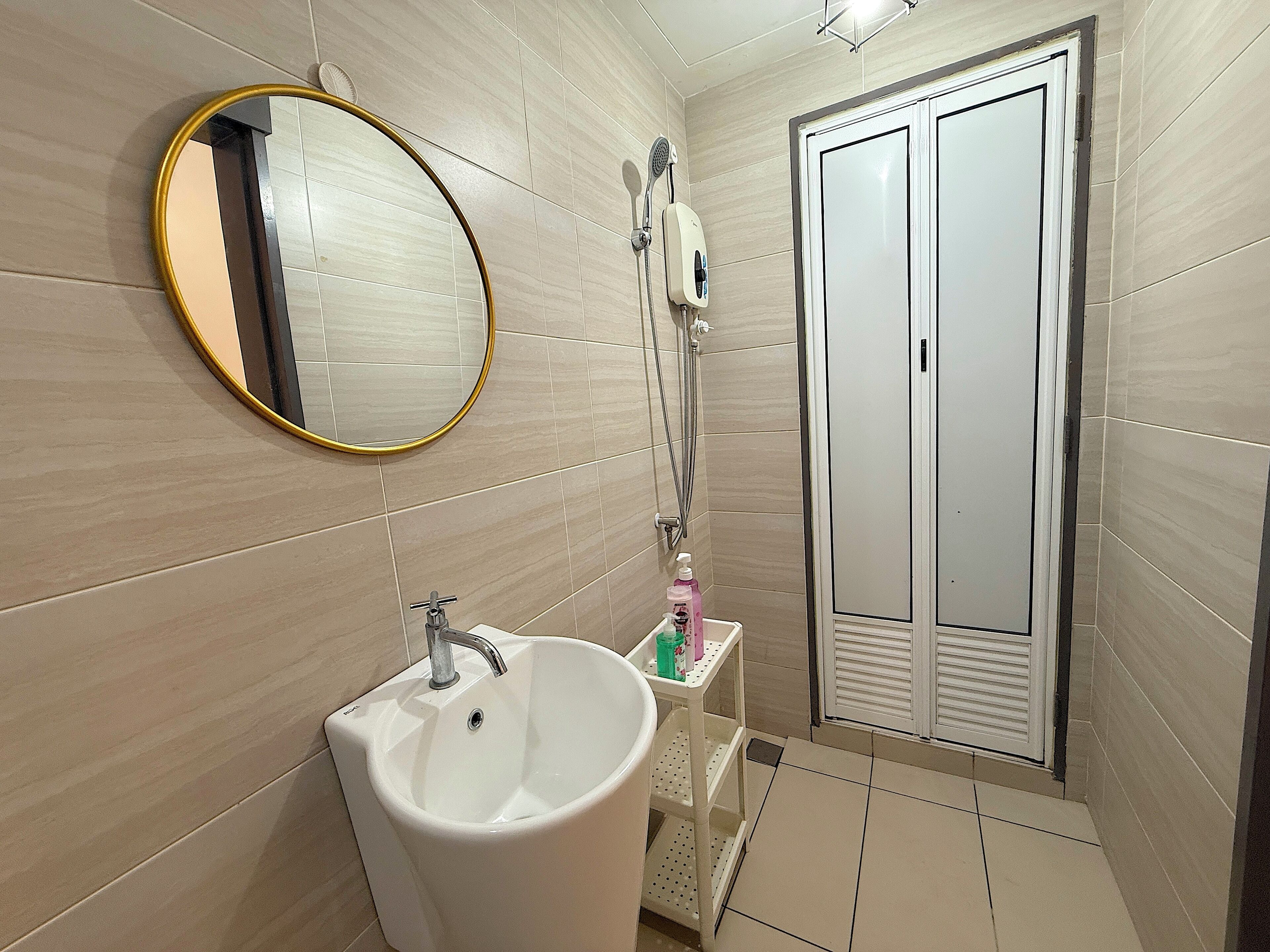 Ein Badezimmer mit Waschbecken, Spiegel, Dusche und Toilette.
