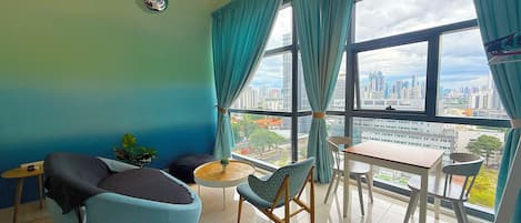 Family Studio, 1 Katil Ratu (Queen), Refrigerator & Microwave, City View | 1 bilik tidur, cadar kapas Mesir, peralatan tempat tidur premium