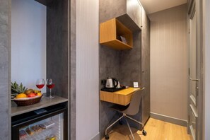 1 bedroom, desk, laptop workspace, soundproofing
