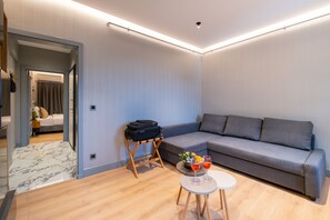 1 bedroom, desk, laptop workspace, soundproofing