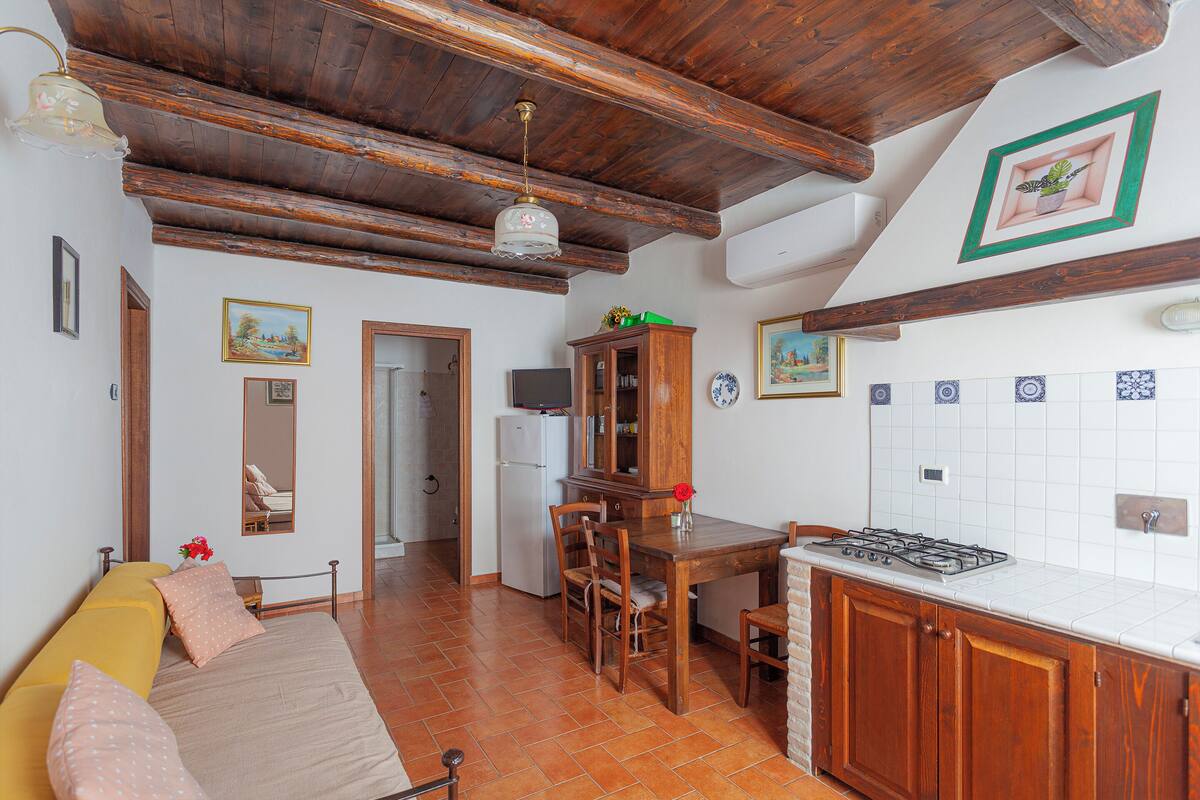 Appart'hôtel Standard, rez-de-chaussée | Coin séjour | Télévision à écran plat de 22 pouces avec chaînes numériques