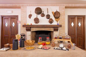 Petit déjeuner buffet (10 EUR par personne)