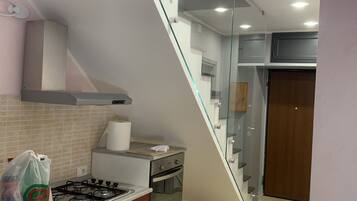 Fridge, oven, stovetop, coffee/tea maker