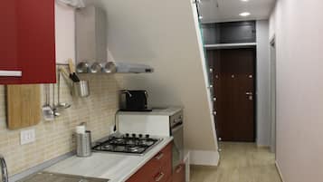 Fridge, oven, stovetop, coffee/tea maker