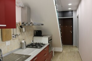 Kühlschrank, Ofen, Herdplatte, Wasserkocher mit Kaffee-/Teezubehör