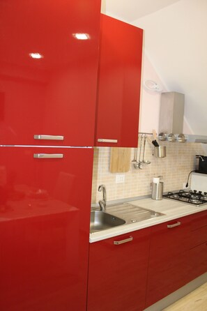 Jääkaappi, uuni, liesi, kahvin-/teenkeitin