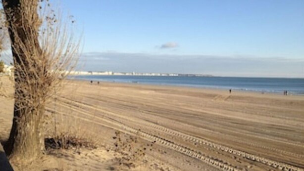 A beach with a clear sky, a sandy shore, and a distant pier. - Villa Classée Face Mer, Petit Jardin , Veranda et Terrasse Ensoleillée, 120 m2, (La Baule-Escoublac)