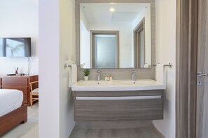 Comfort Suite, 2 Bedrooms, Pool View, Ground Floor | Bathroom | Free toiletries, hair dryer, towels, soap - Destination Jelly Playa Coral Condo (Punta Cana)
