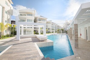 3 من حمّامات السباحة الخارجية