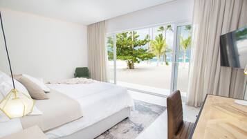 Suite presidencial, 4 habitaciones, frente al mar | Decoración personalizada, muebles diferentes y cortinas blackout
