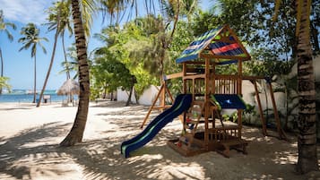 Área de juegos infantiles al aire libre