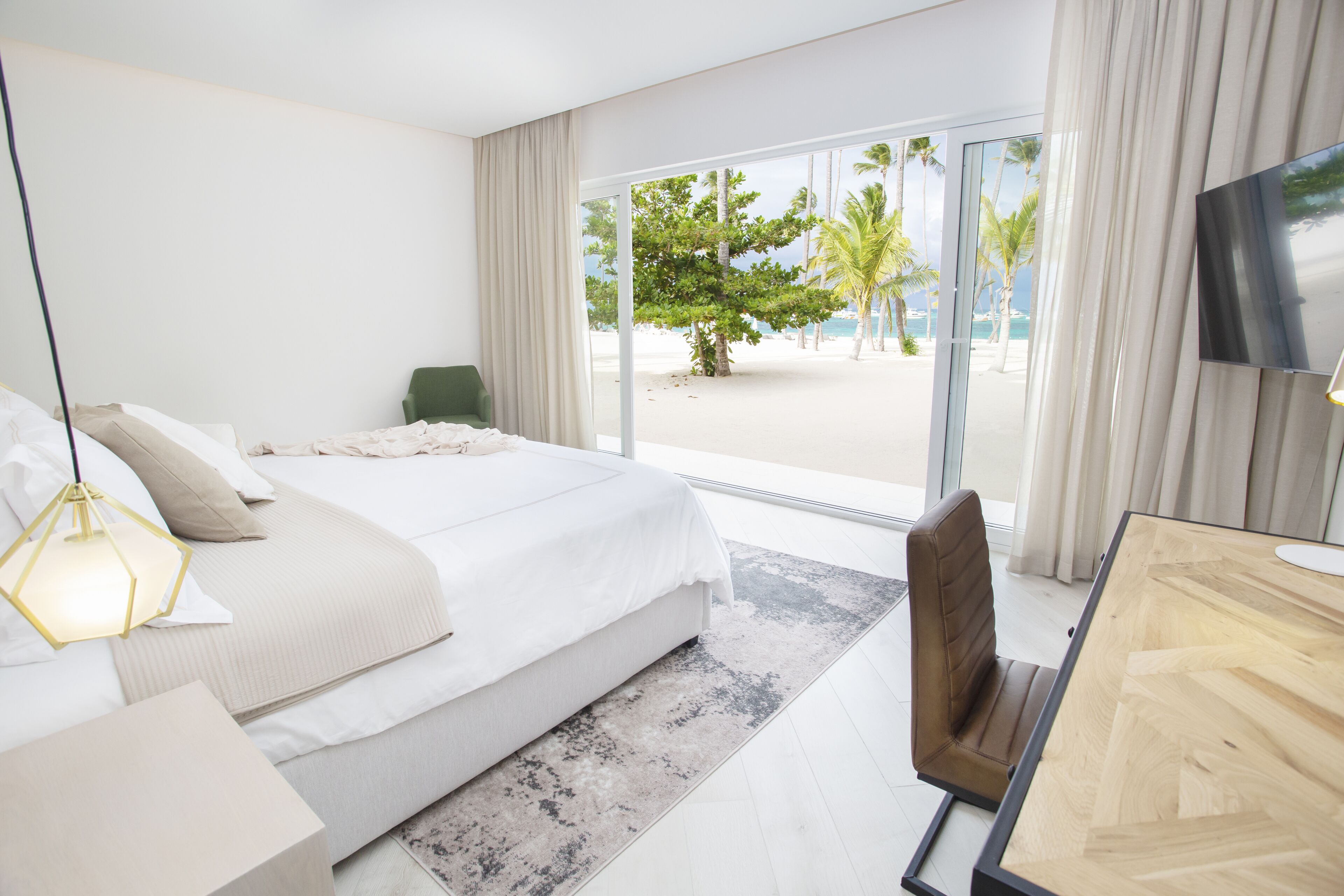 Deluxe Suite | Individually decorated, individually furnished, blackout drapes