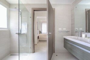 Luksus-suite - 4 soveværelser - strandudsigt | Badeværelse | Gratis toiletartikler, hårtørrer, håndklæder, Sæbe