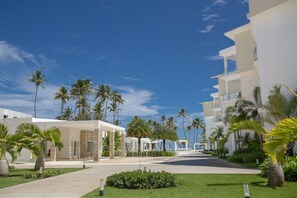 Property grounds - Destination Jelly Playa Coral Condo (Punta Cana)