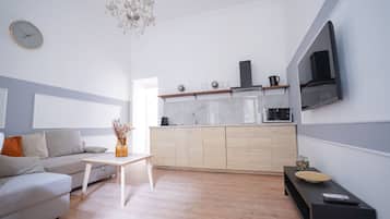 Exclusive Apartment | Mini-fridge, microwave, oven, stovetop