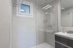 Dusche, Haartrockner, Handtücher