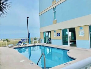 Inomhuspool och utomhuspool