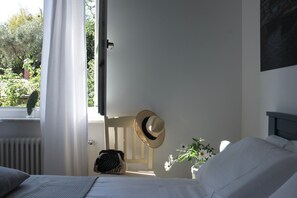 2 quartos, ferros/tábuas de passar roupa, berço de viagem