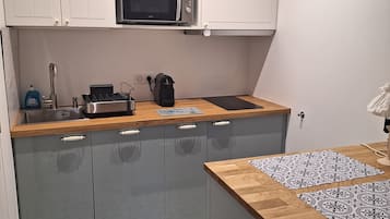 Fridge, microwave, stovetop, dishwasher