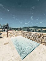 Una piscina al aire libre de temporada