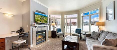 Smart TV, chimenea y oficina