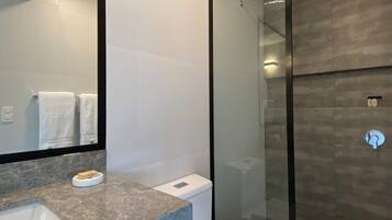 Douche, sèche-cheveux, serviettes fournies