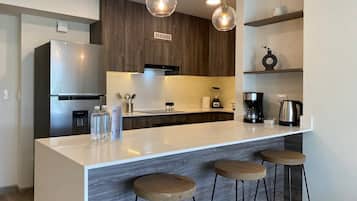 Refrigerador, microondas, horno y parrilla de estufa