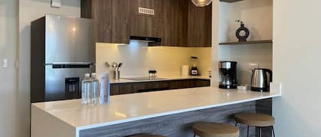 Kylskåp, mikrovågsugn, ugn och spishäll