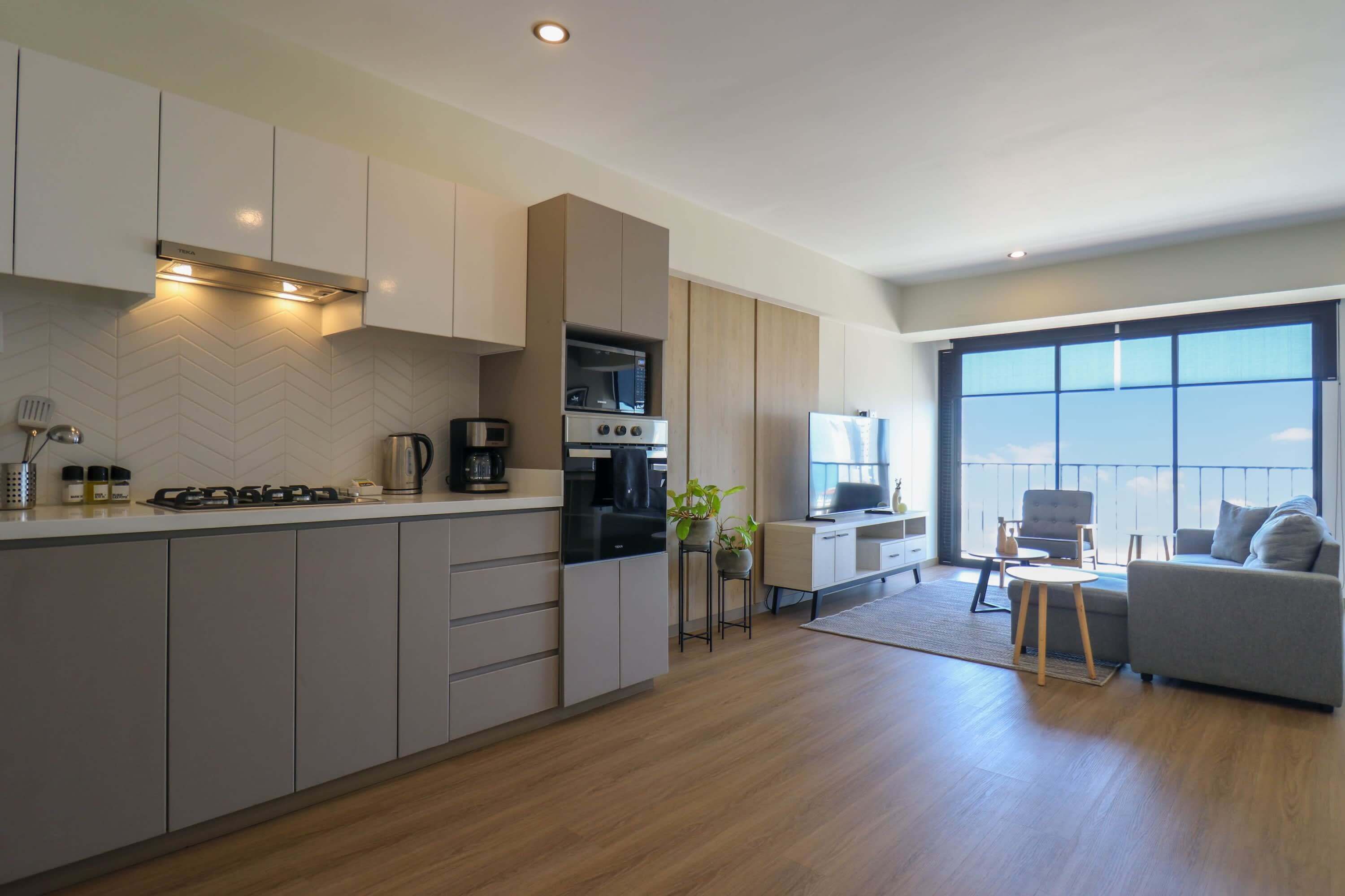 ثلاجة، ميكروويف، فرن، موقد طهي مسطح