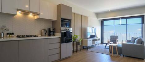 ثلاجة، ميكروويف، فرن، موقد طهي مسطح